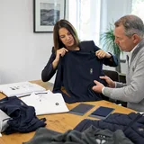 Muster wird am Besprechungstisch geprüft