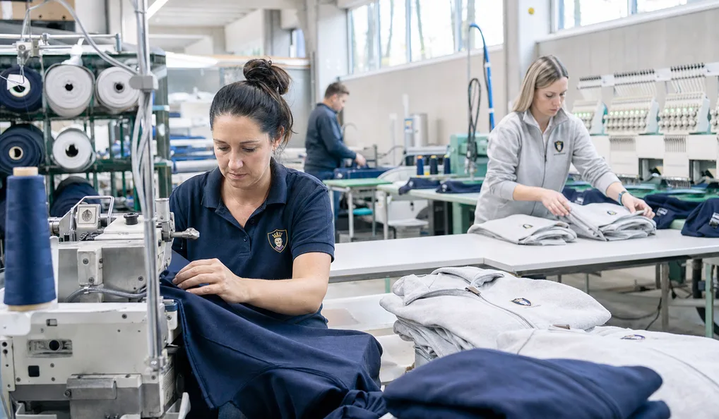Produktion von Unternehmensbekleidung: Nähen, Sticken, Falten