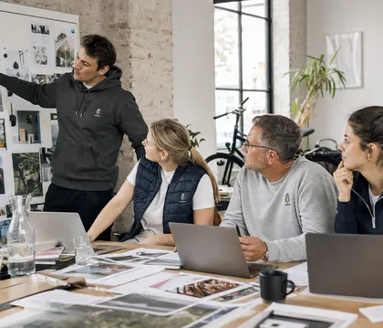 Team einer Agentur in einheitlicher Unternehmensbekleidung